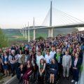 Team Blogueurs et Exposants devant le Viaduc de Millau en Aveyron au WAT18 ©Nico Gomez